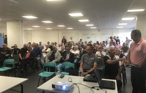 DES PARTICIPANTS ATTENTIFS À L’ASSEMBLÉE GÉNÉRALE