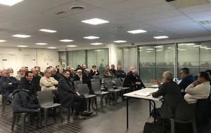 UN PUBLIC ATTENTIF À L’ASSEMBLÉE GÉNÉRALE DU CLUB