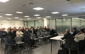 UN PUBLIC ATTENTIF À L’ASSEMBLÉE GÉNÉRALE DU CLUB 