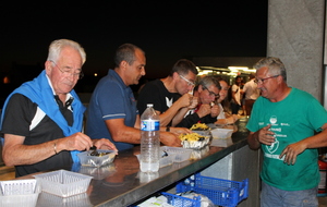 BONNE HUMEUR ET CONVIVIALITÉ À LA SOIRÉE MOULES/FRITES 