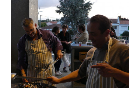DES MOULES , DES FRITES ET DE LA CONVIVIALITÉ 